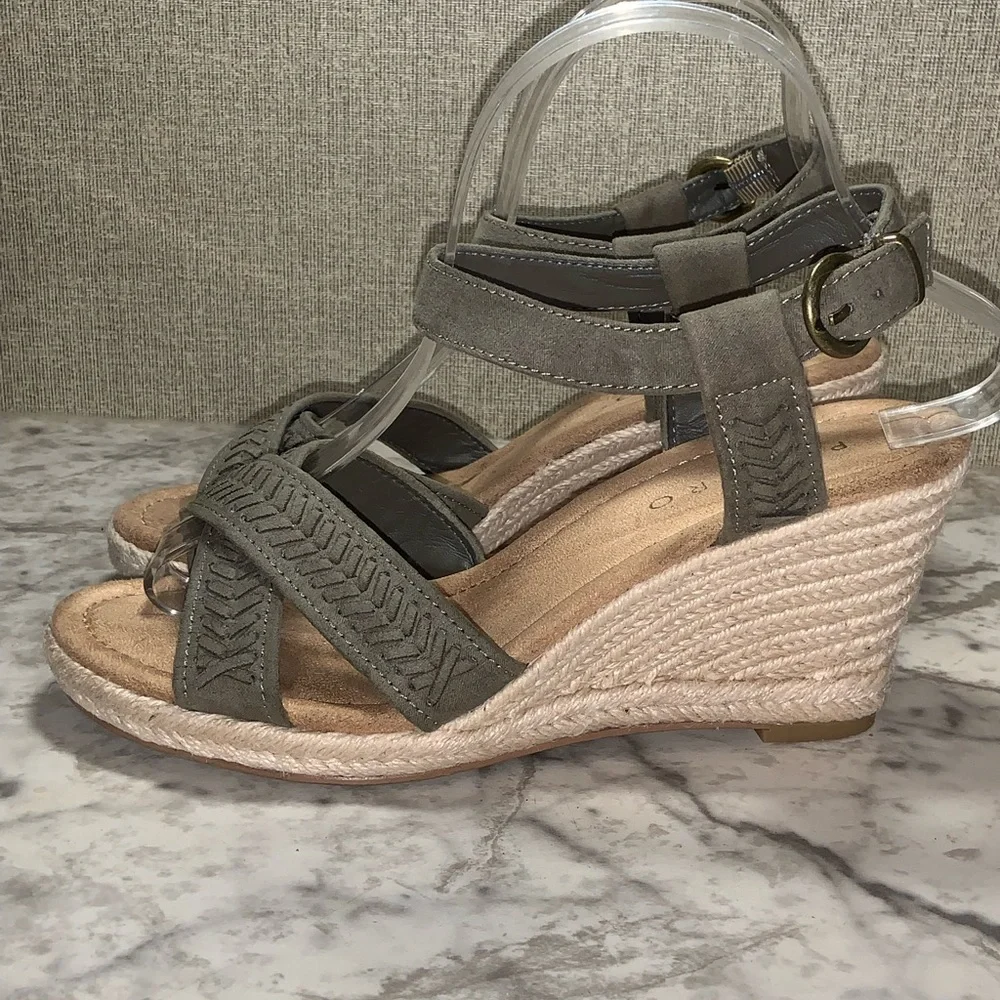Pesaro Skye Green Faux Suede Wedge Sandals size 8